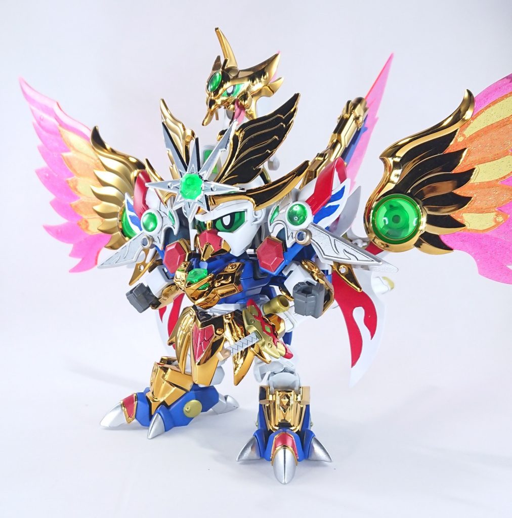 キットの製作に関しては合わせ目消し、表面処理、エアブラシ塗装を一通り行いました。(一部パーツはシールを使用)
メッキパーツは落とそうかと考えましたが、BB戦士といったらやっぱりメッキパーツだという考えからそのまま使用。