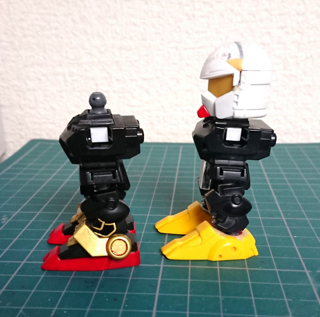 引き出し間接が奥に行き過ぎる様に感じたので、胴体の中にプラ板を貼って奥に行き過ぎない様にしています。
(横に写ってるのは作成中の副将軍です)