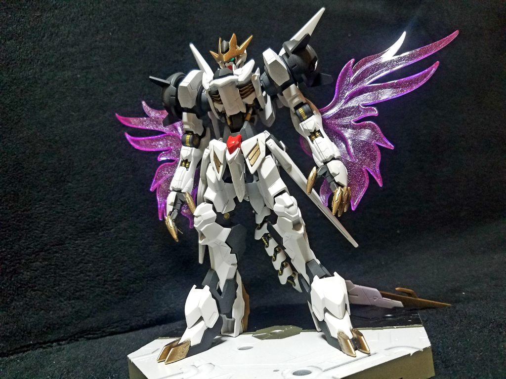 エフェクトを付けようか思いましたが、あまりしっくりこなかったので保留にしました。 ベースも機体のカラーに近い色で塗りました。