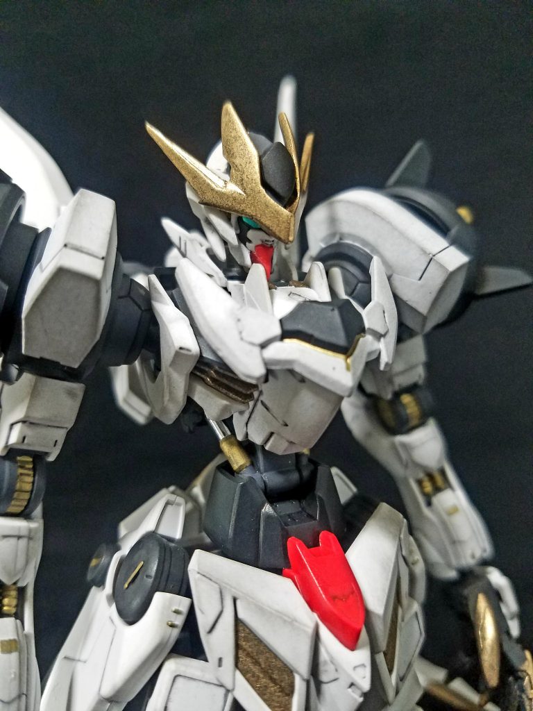 もとのアンテナは横にデカいので、切って削って角度を付けて成形。ルプスとレクスの融合です(u_u)口らへんも少し削って形を変えました。
胸のオーガパーツはやっぱりここに付けたくなっちゃいます(;´Д`)
腰のパーツはAGE-2から。