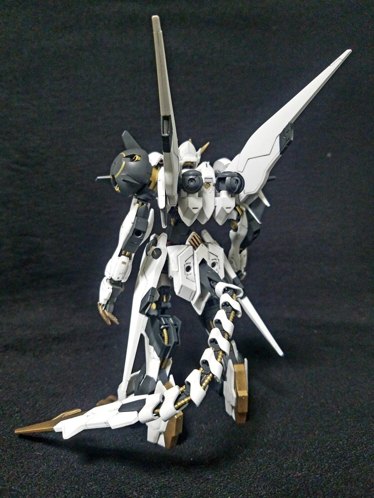 尻尾は、ありきたりかもしれませんがモモカプルから拝借( ̄^ ̄ゞ
ルプスのバックパックに刺しました。
バックパックのスラスターはルプス2個使いの贅沢仕様で、付け根のジョイントにはガンダムフレームの足のパーツを使用。