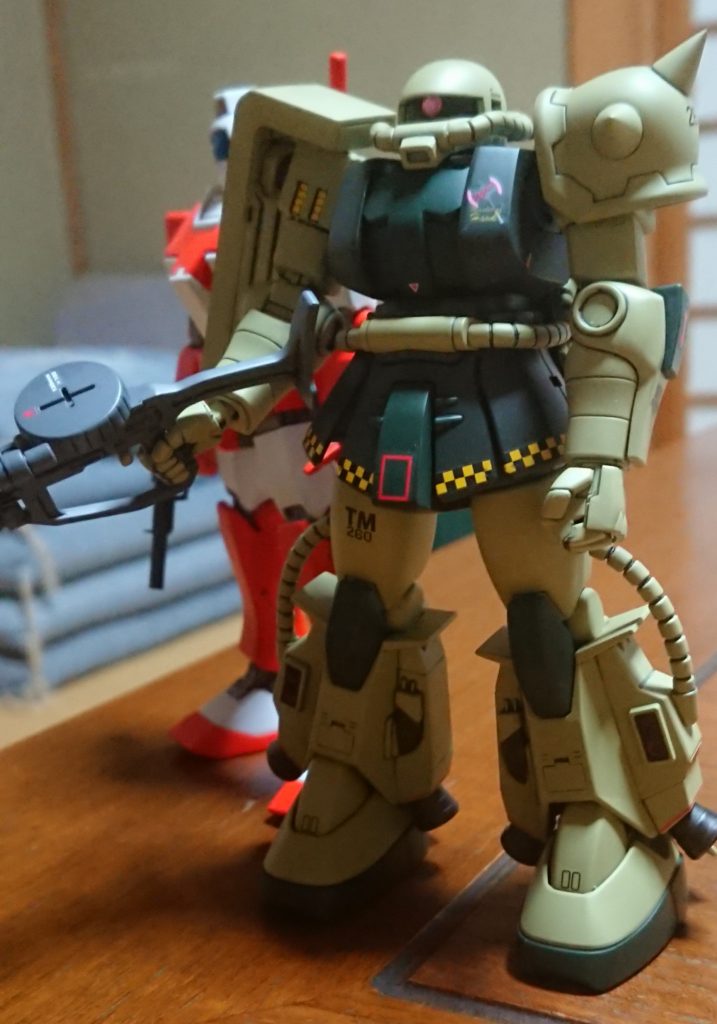 胸にエンブレムを貼っているので厳密にはブレニフ・オグス機ですね。MGと違ってパーツ形状にあわせてくれてない腰のチェック柄が地味に辛かった…