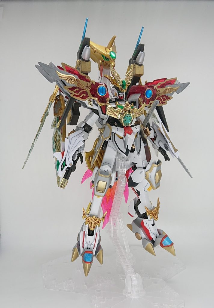 【前】
武者系のキットのほか、小手とフロントアーマーはMGゴッドガンダム、ひざ当ては1/100ガンダムデスサイズ、足の甲の竜は三国伝の馬超ブルーディスティニーを使ってます。