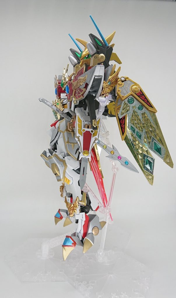 【横】
翼は武威凰大将軍の「輝羅鋼極彩」と飛駆鳥大将軍のものを使用しています。
オリジナルにはありませんが、翼は折りたたみ、格納形態にしています。