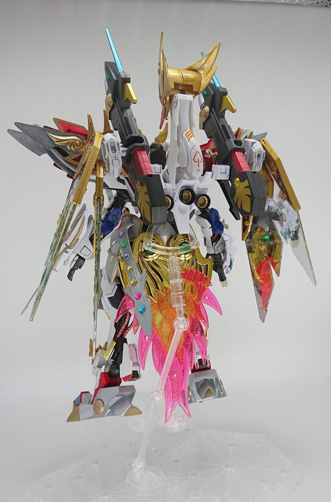 【後】
鳥の首の裏側がスカスカだったので、1/144ガンダムバルバトスの足パーツでフタをしました。
翼の根本の肉抜きも1/144バルバトスのバックパックのパーツを使ってフタしてます。