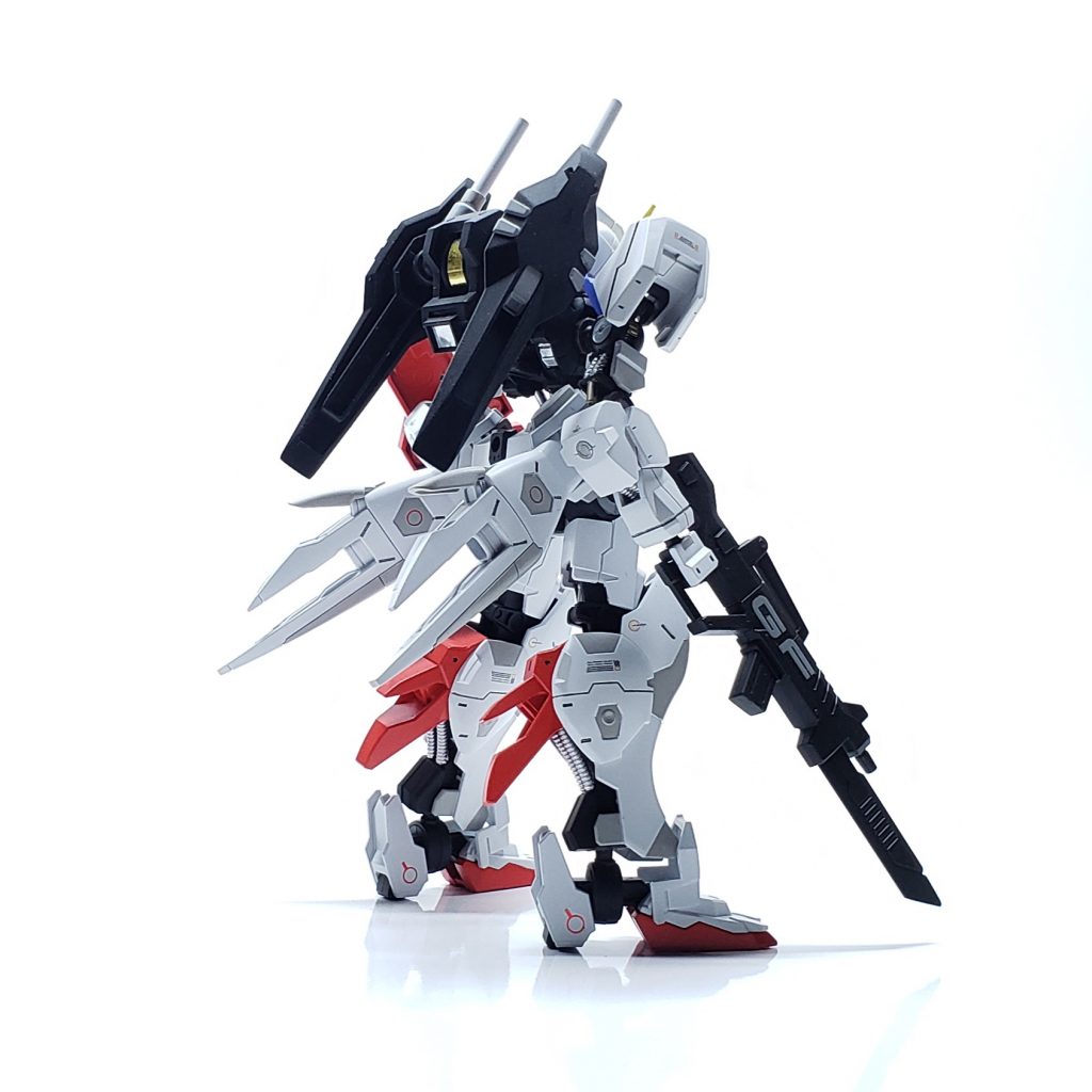 毎度お馴染みバックショット😍
武装
・実剣付きライフル
・ビームサーベルx2
ビームサーベルはプルーマ殲滅用です。
以下アクション!