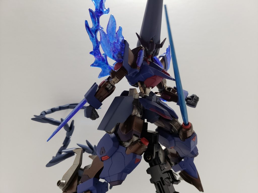 膝部には隠し武装のビームソード