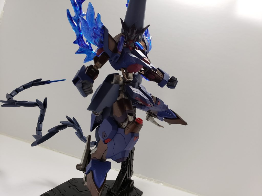 蹴りをギリギリで躱すと