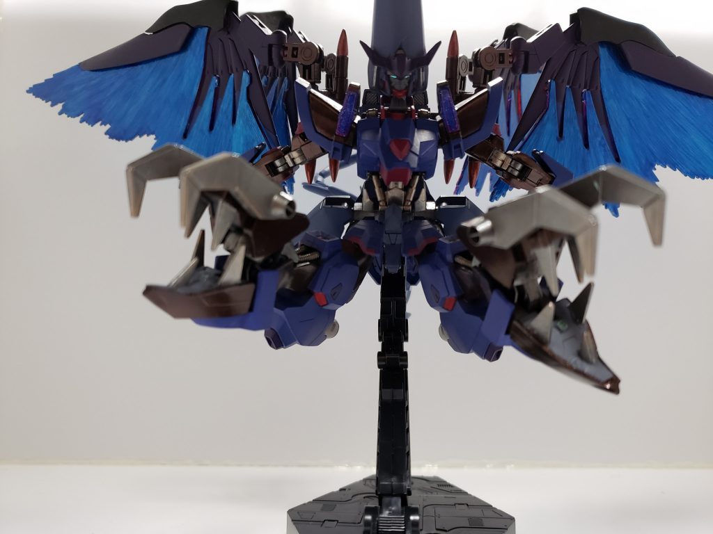 脚部を反転させた状態
アマルティア・ニヒと呼ばれる鉤爪で相手を捕獲しエクテレス・オドゥースという足裏の牙で相手を噛み砕く
また内部にヒュプノーティカ・パルマカという電磁波発生装置があり、これにより捕獲した相手を無力化できる