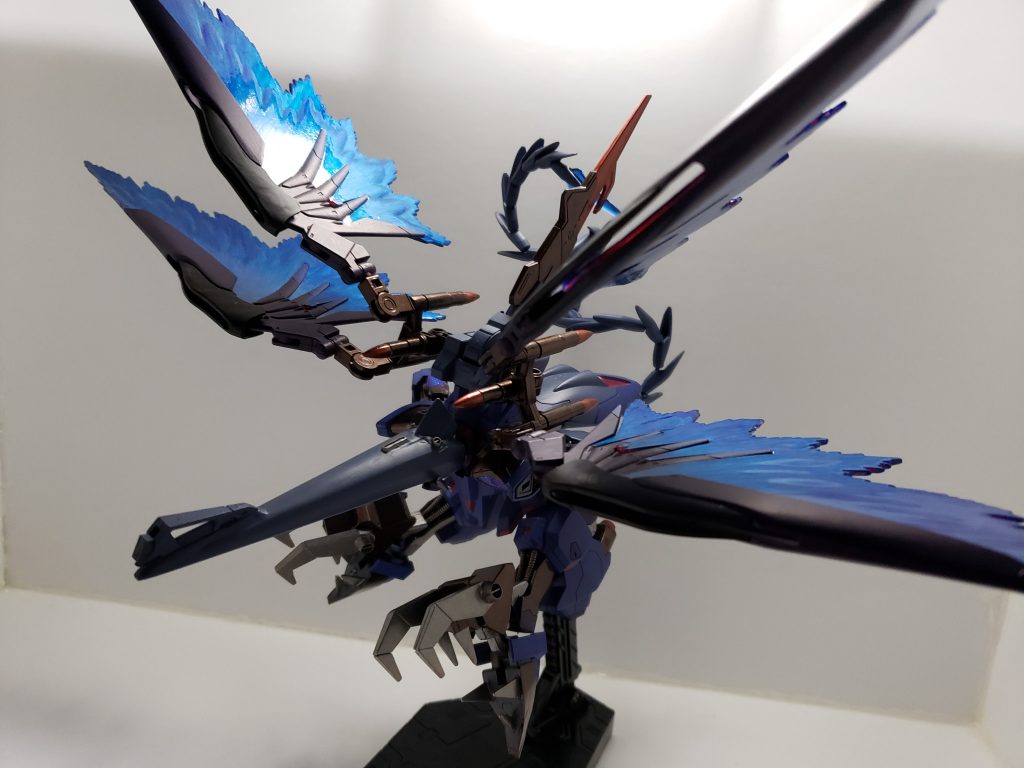 高速機動形態
前述の牙と爪で捕獲した敵を低空飛行で引きずることもできる