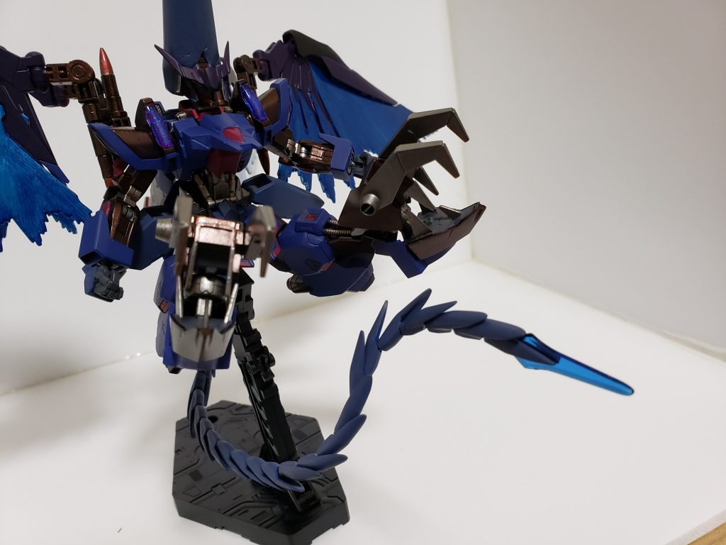 脚部で捕獲した相手を尻尾で串刺しに