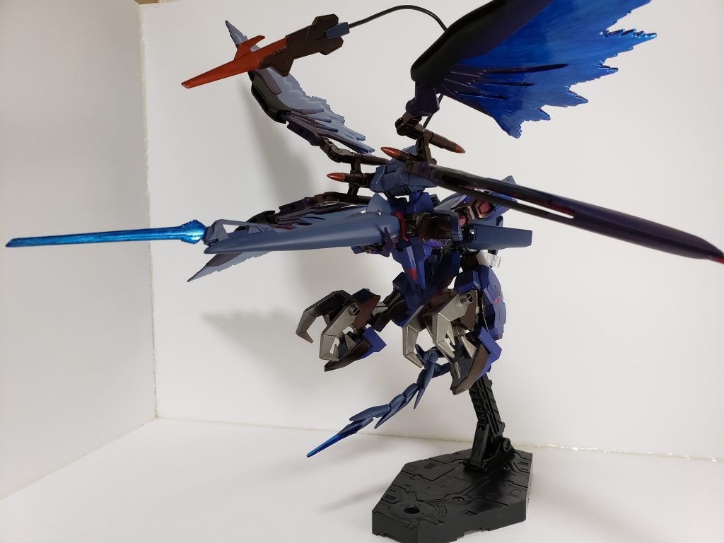 高機動形態時の主な武装
クリシス・ケルコス……腰後部の尻尾状の突刺武器、人型形態時には鞭のような手持ち武器にもなる
アクティナ・クシフォス……頭頂部のビームソード、高速で突撃し相手を串刺しにできる
ティモリア・クシフォス……背部ユニットに装備されているワイヤーブレード、中距離牽制にも使える