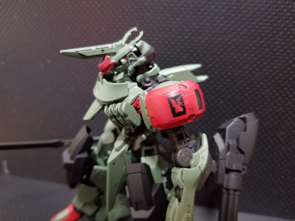 筒状のカメラガードを採用しており、これに装備されているレンズで最大1kmを見渡せるため、安全な距離での偵察が可能。
しかし視野が狭くなっているため、格闘適正が大きくダウンしている。