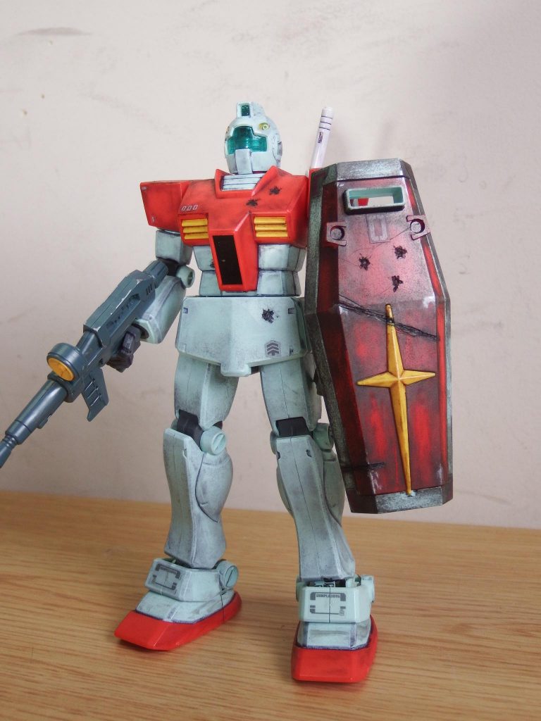 気合いを入れすぎて盾の汚しをやり過ぎてしまいました…
そのせいか本体の汚しが薄く感じますw
盾にはヒートホークで斬られたような傷を、MS本体には弾痕をいれてみました