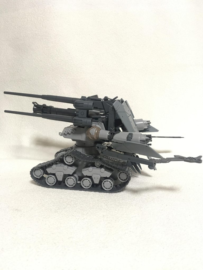 隠し武器、サイドアーム！

アームって言ってもクロウがあるだけです。

こいつの役目は目の前の敵を捕縛すること！

サイドアームはスタービルドストライクのビームライフルの一部、クロウはシステムウェポン005のシールドクロウから。