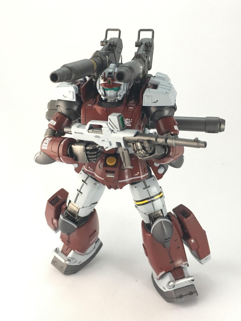 左手だけ何故か針金を通して指をフル可動化させました。何故したのか思い出せないけど自然な持ち手が出来て意外と気に入ってます。あとガンキャノンのこの発進ポーズが好きです。