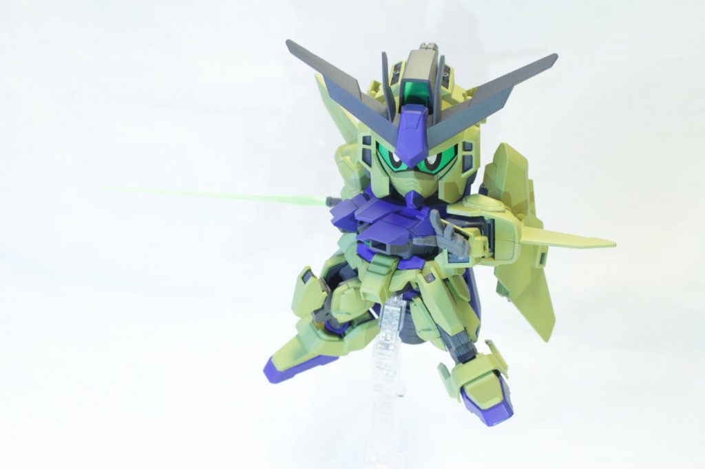 可動範囲はSDとしては悪くないレベルだと思うのですがやはり普段HGを作っている身としてはポージングが心もとないですねw