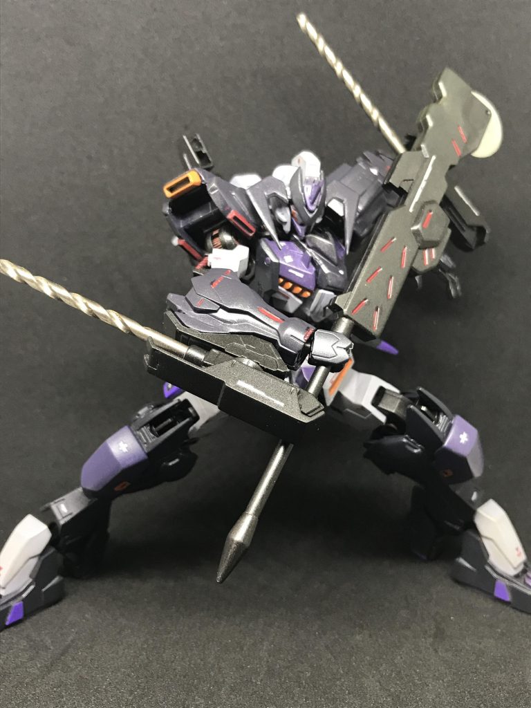 本機の武装はナノラミネートアーマーを容易に破壊し、MAの早期撃破をコンセプトとしており、両腕部の高硬度レアアロイ製ドリルトンファー、同じく高度レアアロイ製のサーキュラソーメイスを装備する。