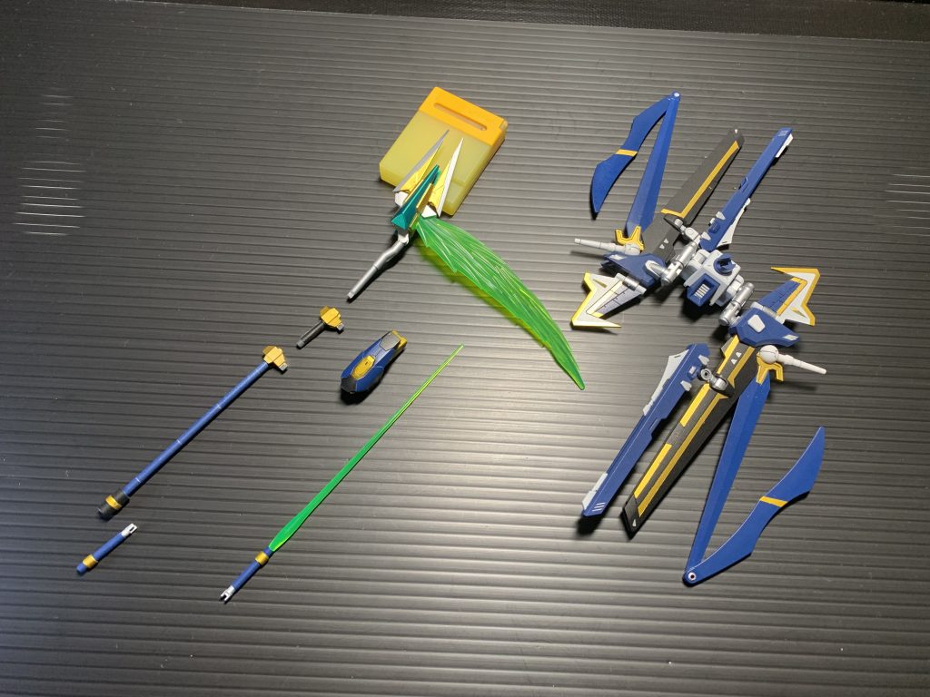 ビームサイズは手の甲を接着した状態でも掴めるように各グリップで分割でき構えやすい構造にできたかと、
ラヴストライカーのウイング部は表と裏で模様を変えてあります。