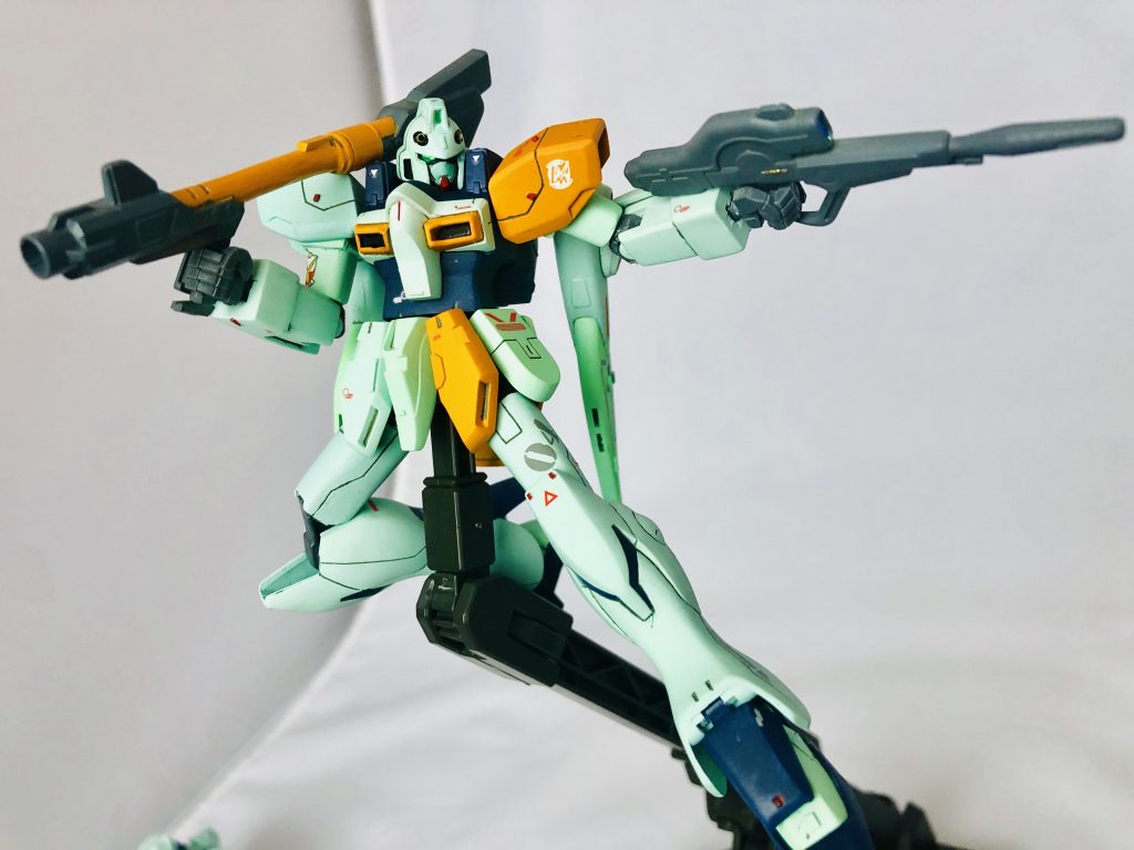 カラーリングはガイアノーツの塗料を使用。
クリアーグリーンと蛍光グリーンを調合し、2種類のグリーンを試しました。