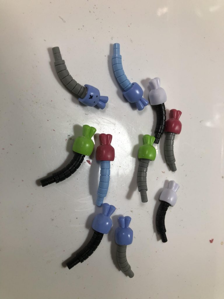 加工自体は簡単でハロの手の親指、人差し指、薬指をカットして塗装しただけです
^_^