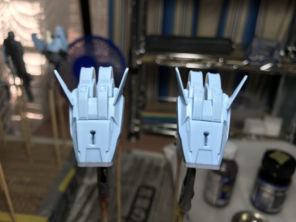 左は無塗装、右は塗装済み
ブラックライトに当てて見ると…