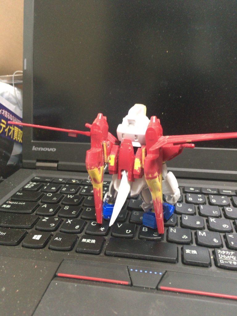 背中の切り詰め具合、翼は結局固定に