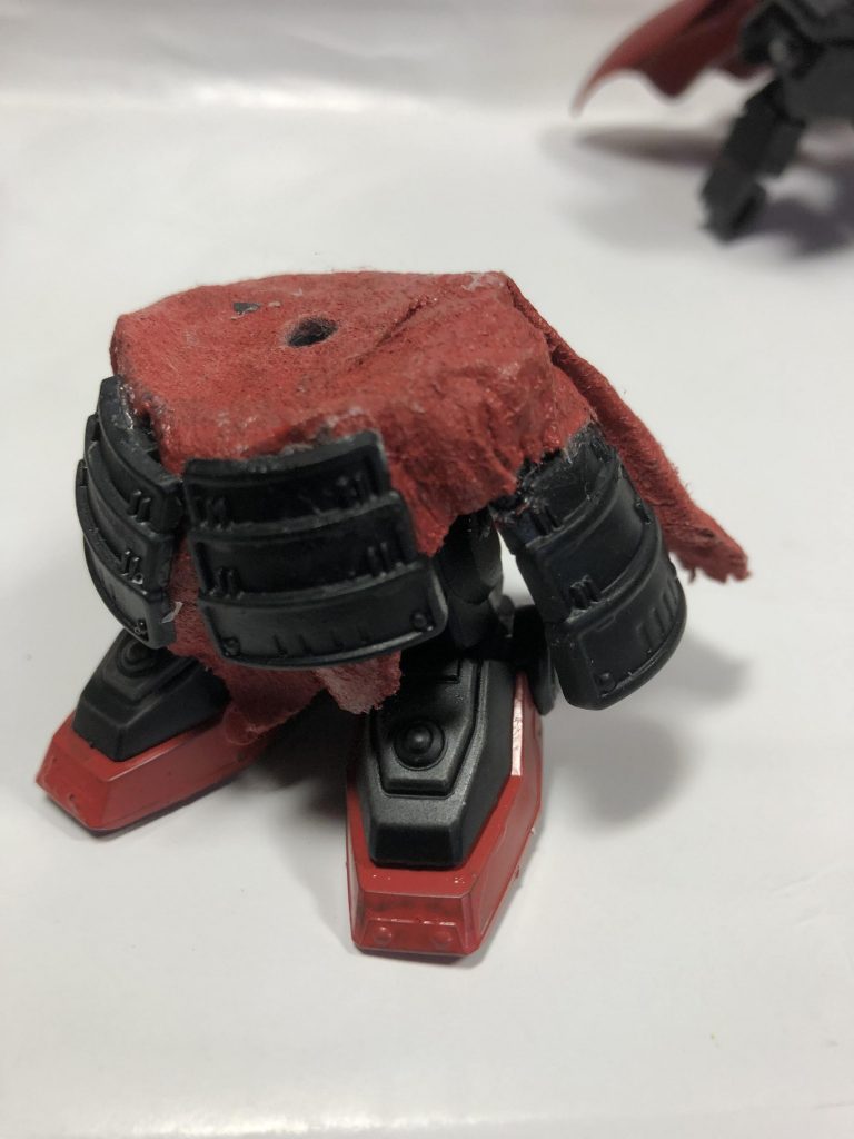 腰はこんな感じ 布は除去シートを乾かし赤く塗り腰との接着は瞬接でくっつけました