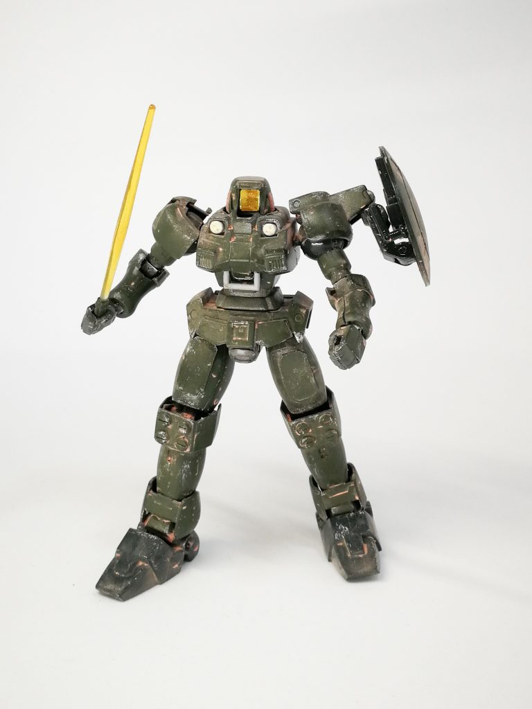 ビームサーベルを構える。
足首が心もとないのでガードを追加。
グレイズアイン(!)から拝借。