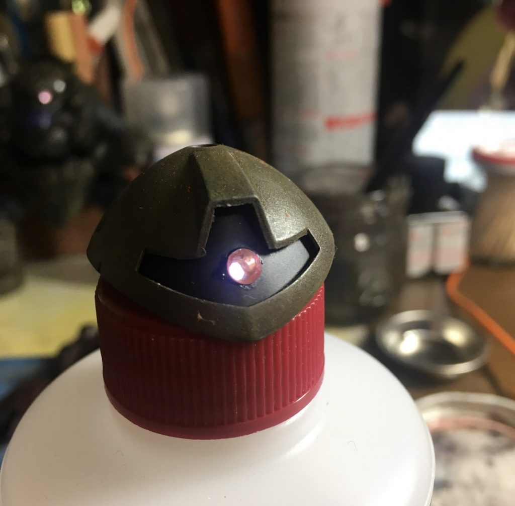 モノアイにはセリアのネイルシール(?)を貼り付けてます。