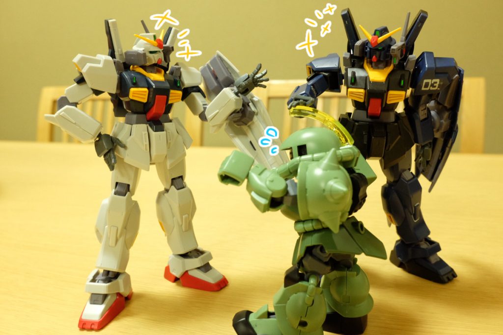 遊ばれています。
このチョンマゲ……いえ、アンテナはただのパーツにしかすぎないので、触っても熱くないし、引っ張れば取れます。
取られないように暴れてますね。