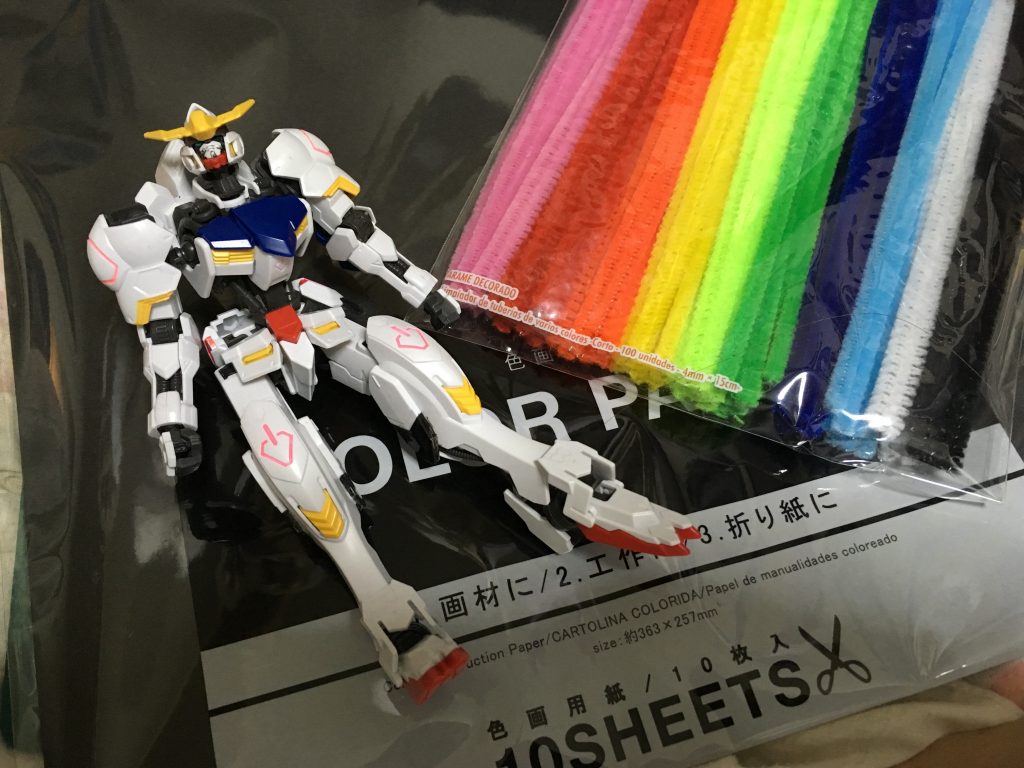 材料
・色画用紙
・カラーモール
百均で揃うね!