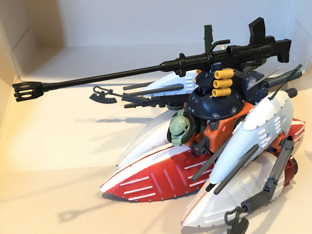 塗装前の写真。以下ミキシング素材です。
機体は胴体と腰と腕の基部をモビルワーカー から、肩にアビスガンダムのバインダーを使い、アンテナのようなパーツはハイザックのバックパックのパーツです。下半身をreviveキュベレイとHGUCのキュベレイのバインダー、左右のキュベレイバインダーの下部にあるプロペラントタンクはSDネオジオングの物、主砲基部をSDバウンド・ドック、主砲基部の左右についてるのはヤクト・ドーガのファンネルをひっくり返した物、主砲はヅダの対艦ライフル、細い武器腕はパワードアームズパワーダーの先端にヒートホークを取り付けた物、バックパックはモビルワーカーの物にジャンクパーツで色々改造した物、アビスのバインダー下部にあるのはあまってたザクマシンガン、頭はサンダーボルトのザク頭です。