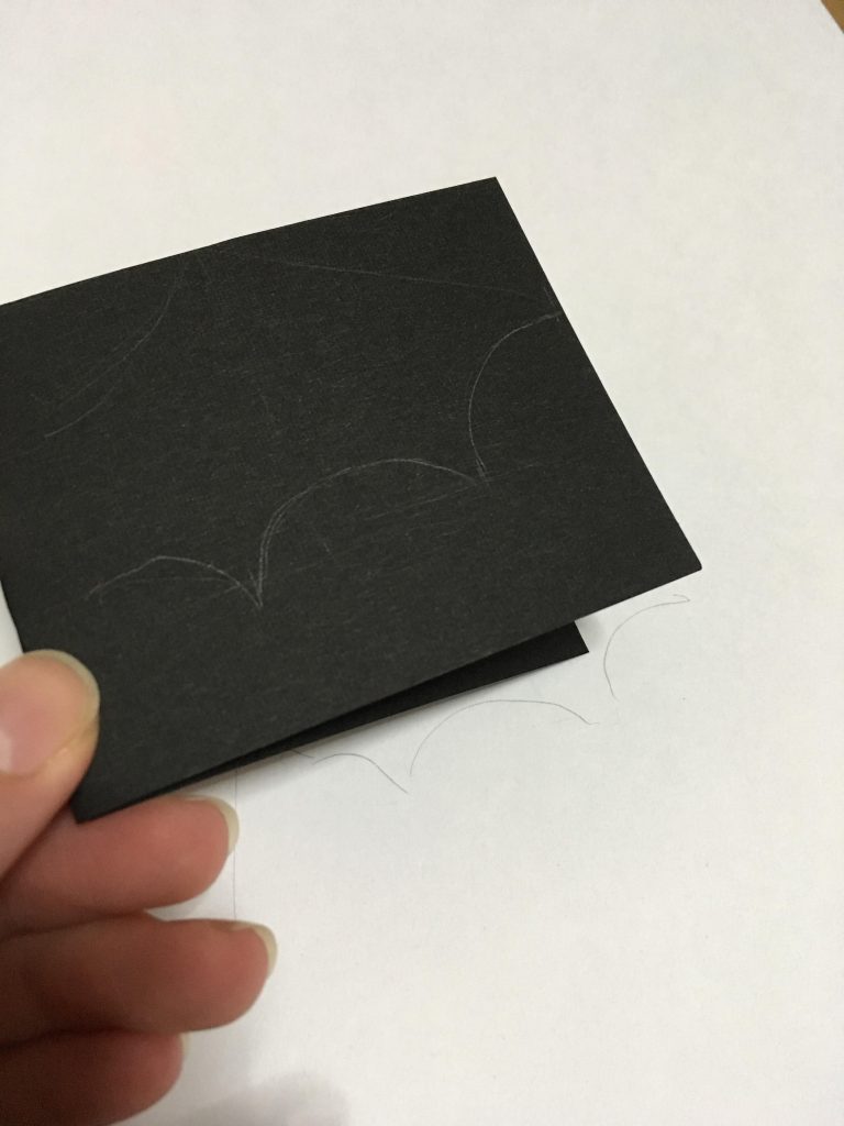 まず画用紙
いい感じのサイズに切り出したのを二つ折りに