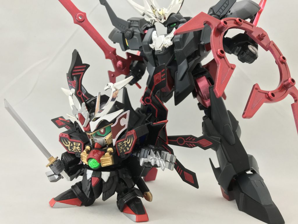 SDとリアルタイプが入り混じる戦場のごった煮感、すきですね。トライファイターズのウイニングガンダム、荒鬼頑駄無あたりはドストライクでした!ガンプラバトル的には、冥皇殿で出撃したら、分離して二機で戦える仕様という扱いにしてもらえるのかな?
