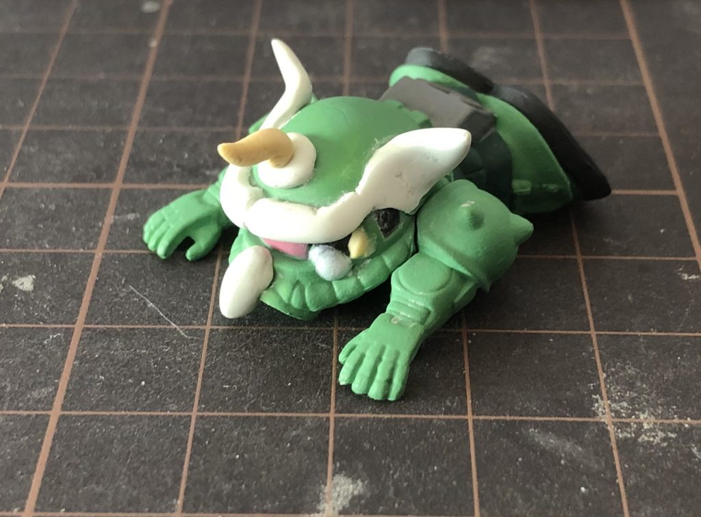 がんばれ！SDガンダムの量産型ザクにパテを盛ってプチ改造しています。
ゴブリンザクは元ネタのデザインも取り入れて鼻を付けています。