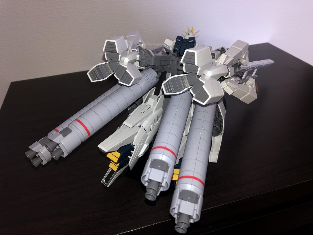 本体を前後から
全体的にめっちゃでかいですね
ちなみに脚のバーニアは引き出すことが出来ます。