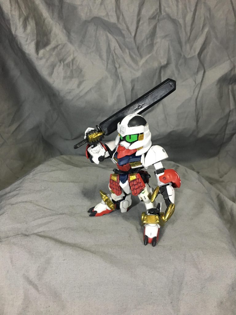 軽装姿です。担ぐのはソードメイス型の鞘です。名刀を戦闘の度になまくら刀にする為、用意した代物です。