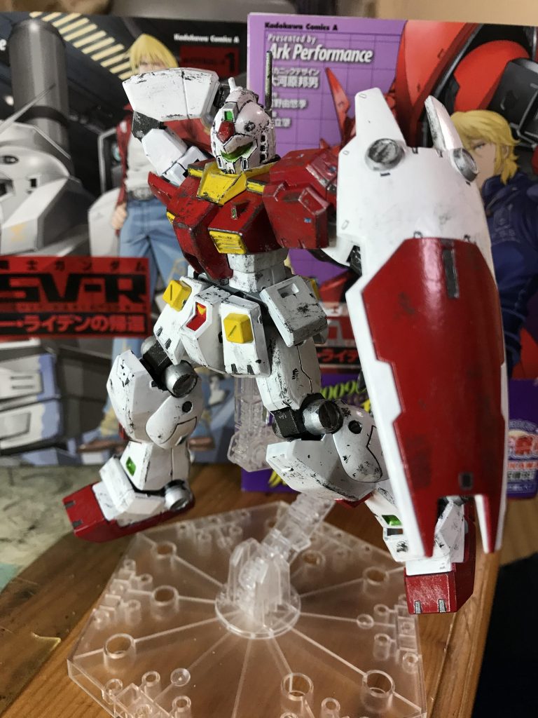 二重関節により肩のビームサーベルは掴むことができます