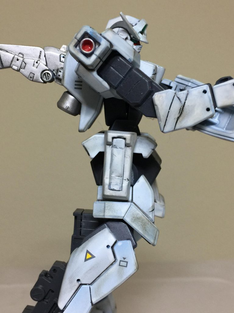 ガンダムAGE・ウルフ 右側の
アピールショット!
ジェノアスカスタムには
ビームサーベルかヒートスティックを
シールドに 収納にする事が出来ましたが
ビームサーベルの持つ所は
左腰を アデルのボーナスパーツを
ジェノアスの腰パーツに アデルの
ボーナスパーツを 取り付けて
改修しました。