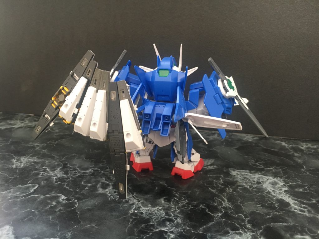 昔で言うランドセル、バックパックっていうのかな?そこにランナーを切って削ってアタッチメントを新設しフィンファンネルを装着しました。アップにすると手作り感半端ないです(^_^;)