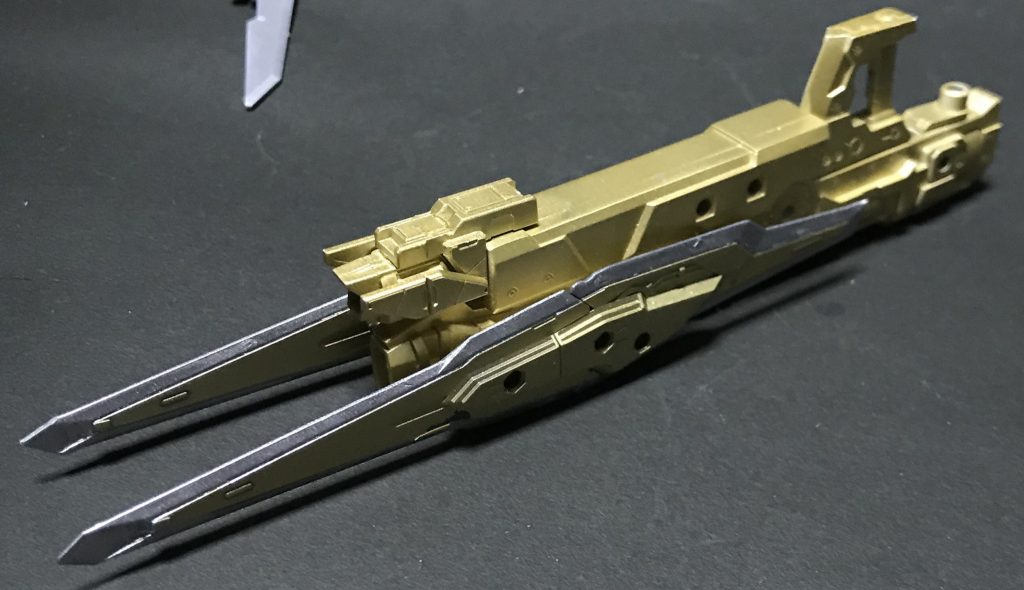 そしてこの機体の手持ち武装で一番でかいのが
この「ハイパービームカノン」
距離に応じて上下の発射口を使い分けるという仕様
近・中距離は上部砲門から
遠距離・高出力攻撃時は下部砲門からの発射となっております