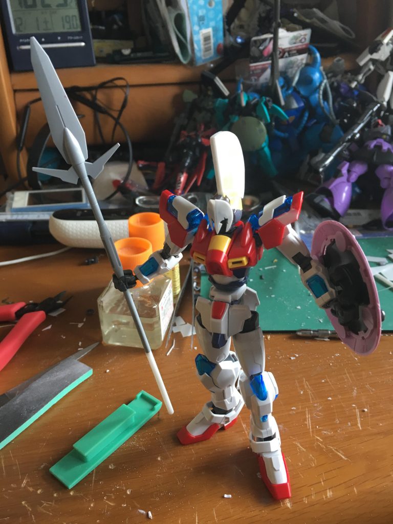 槍の柄 腰 大腿部 二の腕を延長、肩関節の接続をボールデンアームズの中サイズに付け替えてバーニング系の課題をクリア
頭部の追加部分はすべてプラ板です