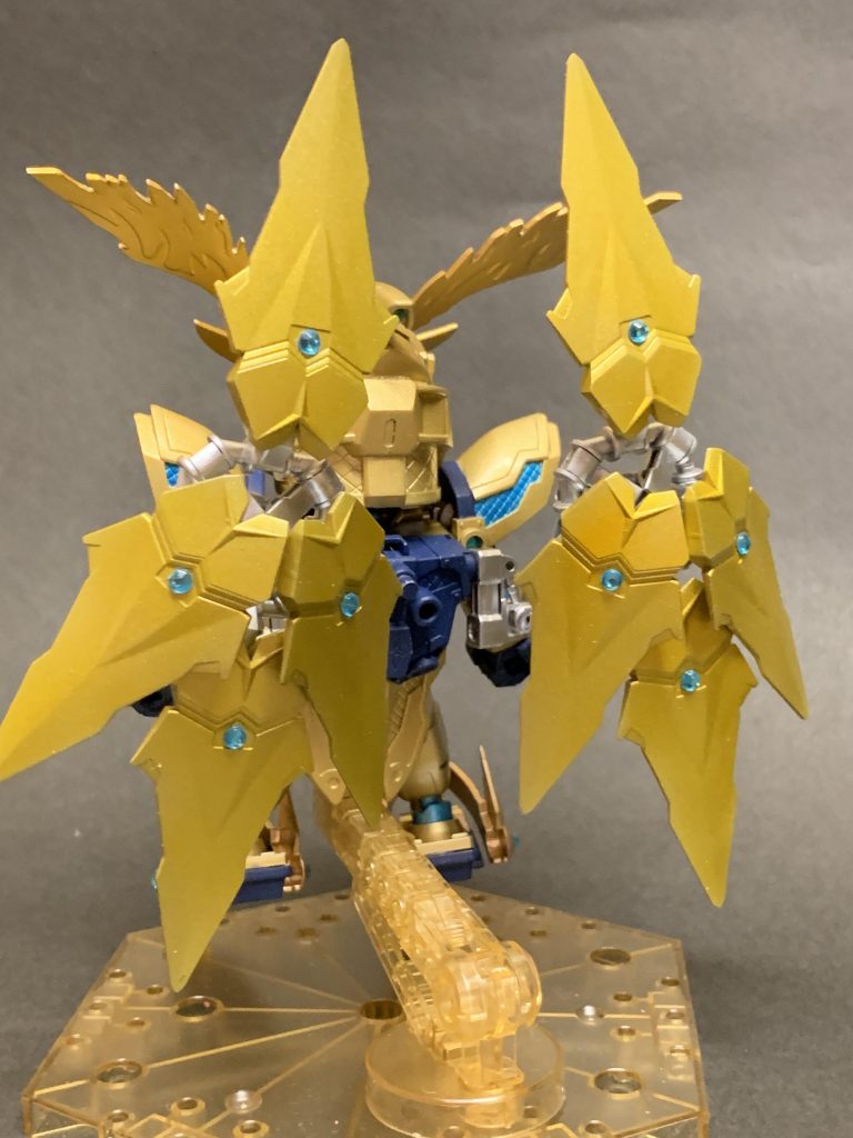 リアビュー。全身にクリアブルーのジュエルシールを配してサイコフレーム感と豪華さを演出しています。安っぽくならないように金色も数色作って塗り分けています。