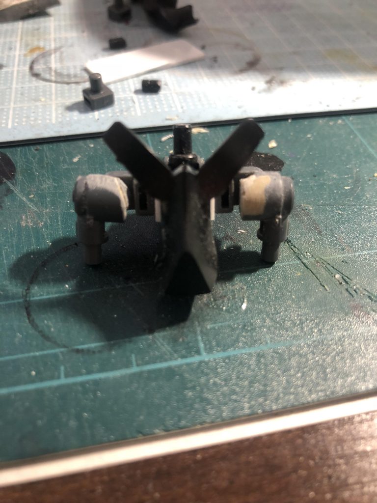 股関節はボールジョイントから軸関節に変更しました。
元のボールジョイントはかなりポロリするので、