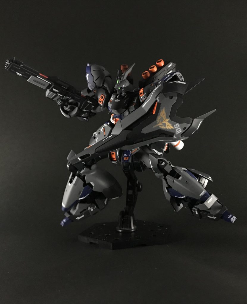 モノアイが見やすいようにバイザーは取り払って組み立てました。