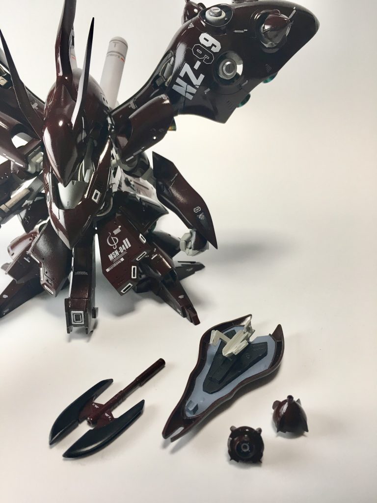 腕は旧キットのパトレイバーシリーズにあるグリフォンの腕を使いました。大きさがピッタリで良かったです。それによりシールドのダボピンが無くなったのでネオジムに変更しました。ヒートホークもネオジムで接続できます。ファンネルも10基全てネオジム接続に変更しました。キツかった、、、、