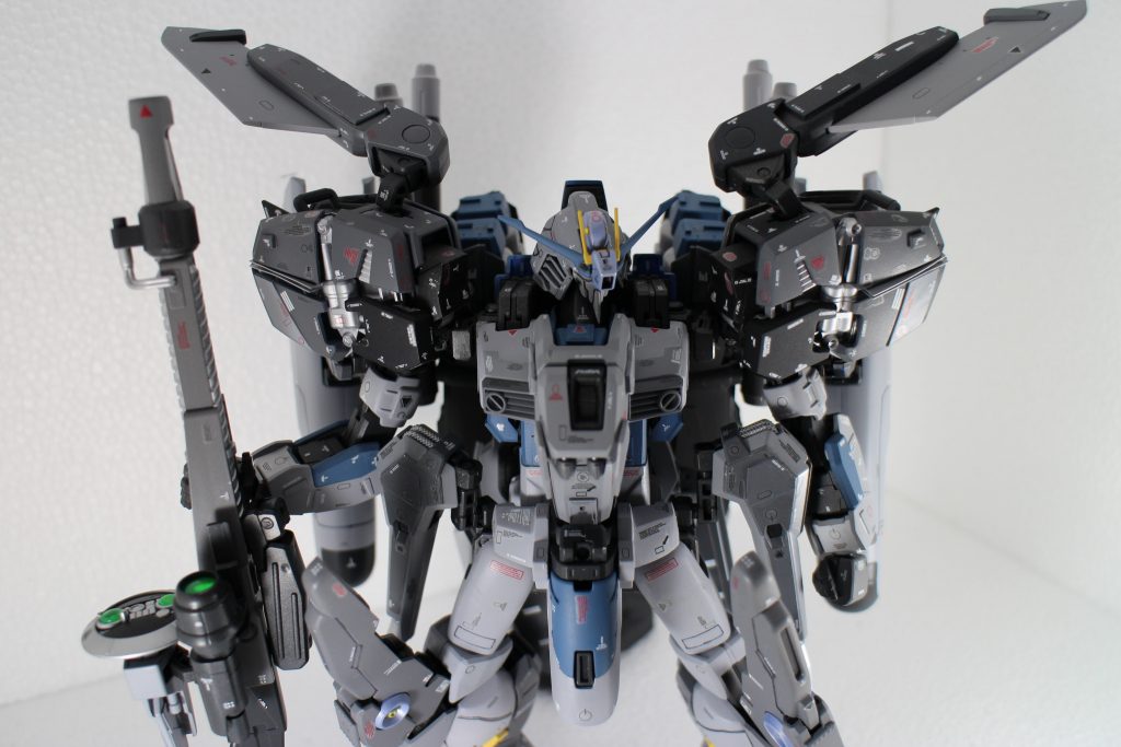 可動死んでますけども動かないかっこよさみたいなのがあります。
パーツ多くて死ぬかと思いました。