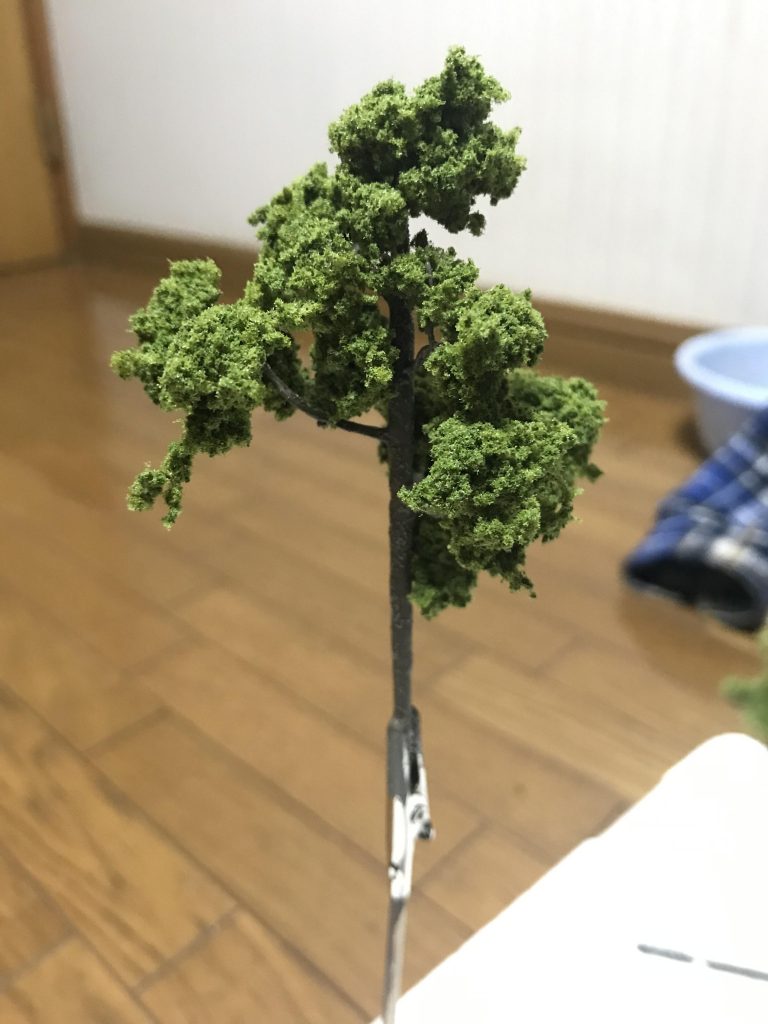 木
1,爪楊枝に針金をつける
2,ボンドを全体に塗る
3,100均一の水性絵具でペイント
4,ターフをつける