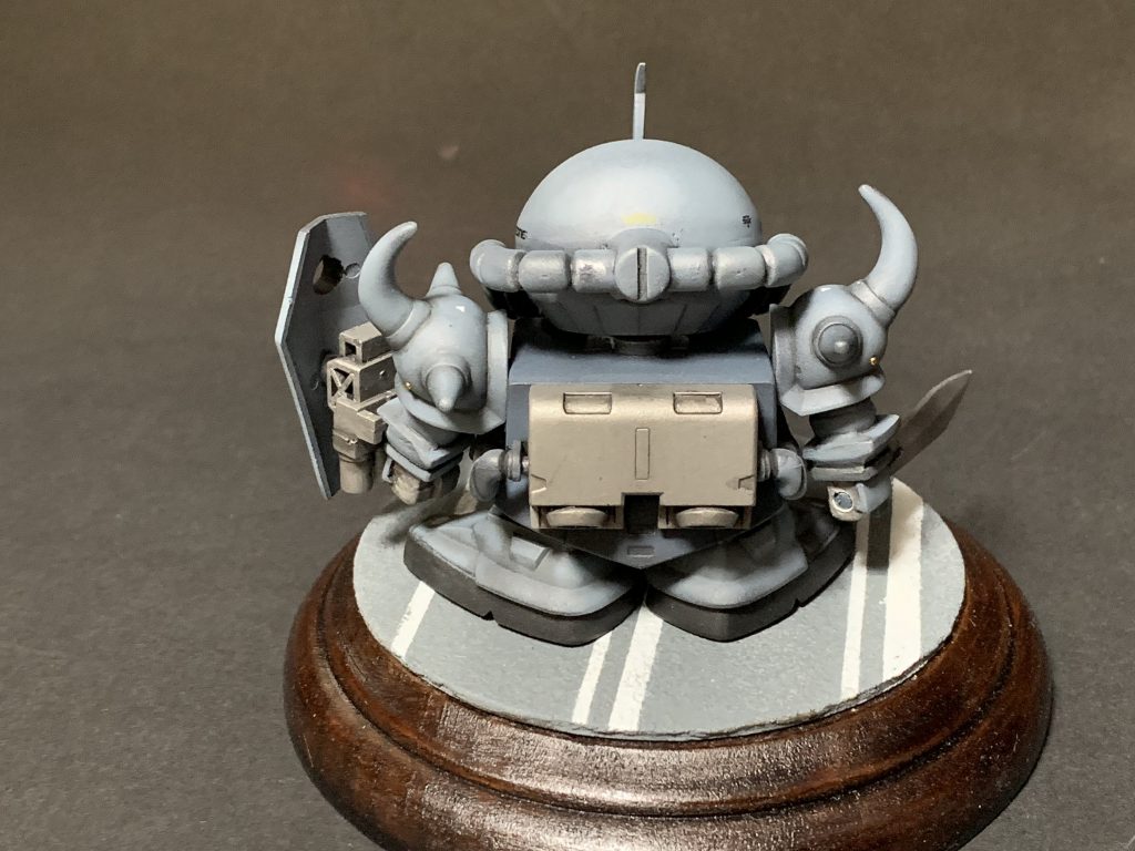 背面
台座は、情景テクスチャーペイント 路面ダークグレイを塗り、白ラインを入れて道路を表現しました。